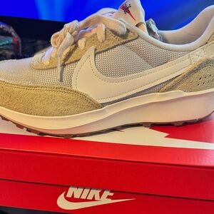 Women’s Nike Waffle Debut Vintage (Women’s 8)